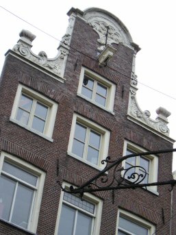 gevel van het huis uit de nalatenschap van de weduwe Barent Fronten,  Zeedijk 85